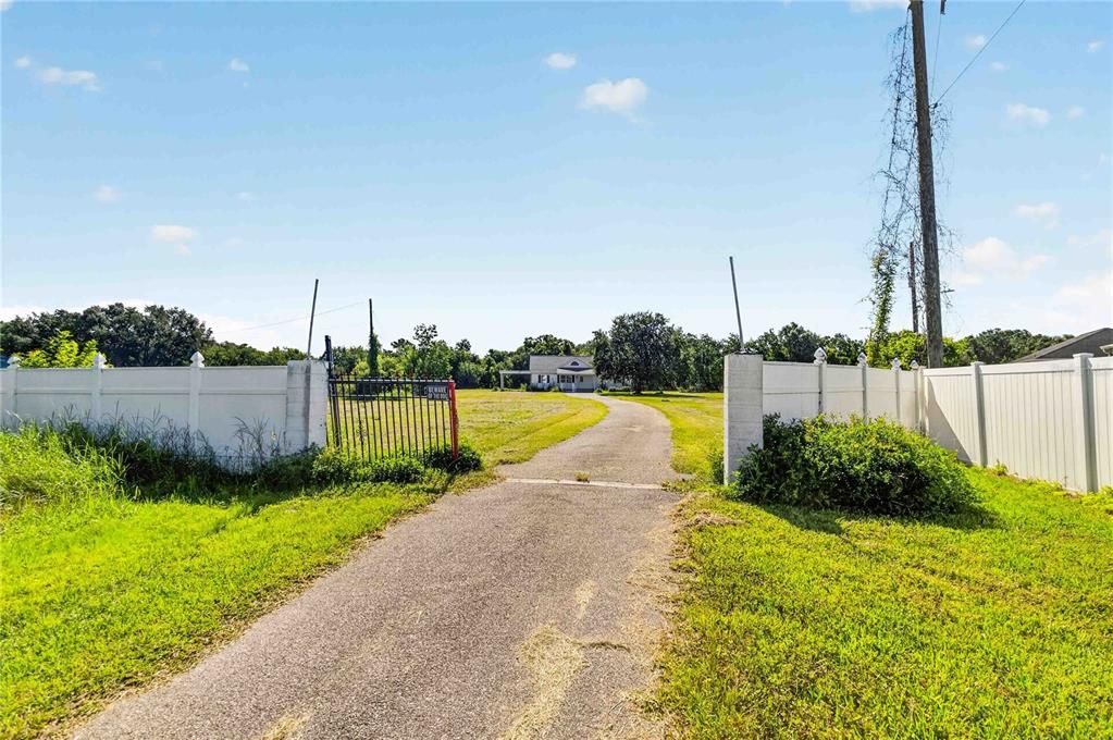 For Sale: $450,000 (3 beds, 1 baths, 2700 Square Feet)