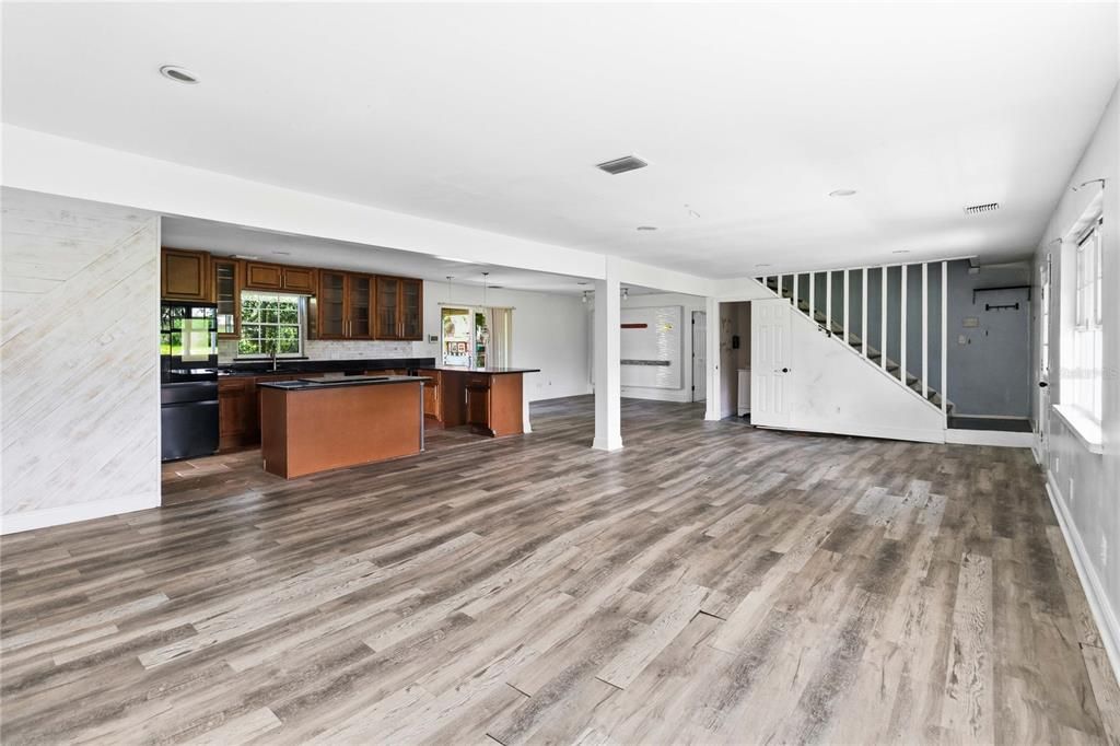 For Sale: $450,000 (3 beds, 1 baths, 2700 Square Feet)