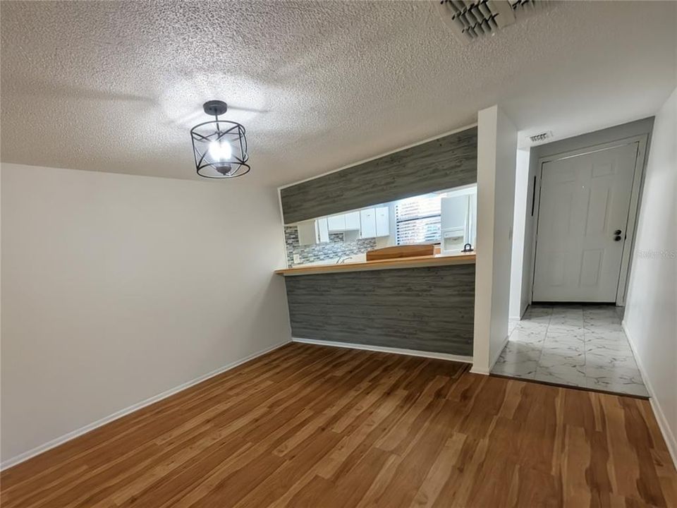 For Sale: $199,900 (2 beds, 1 baths, 1015 Square Feet)