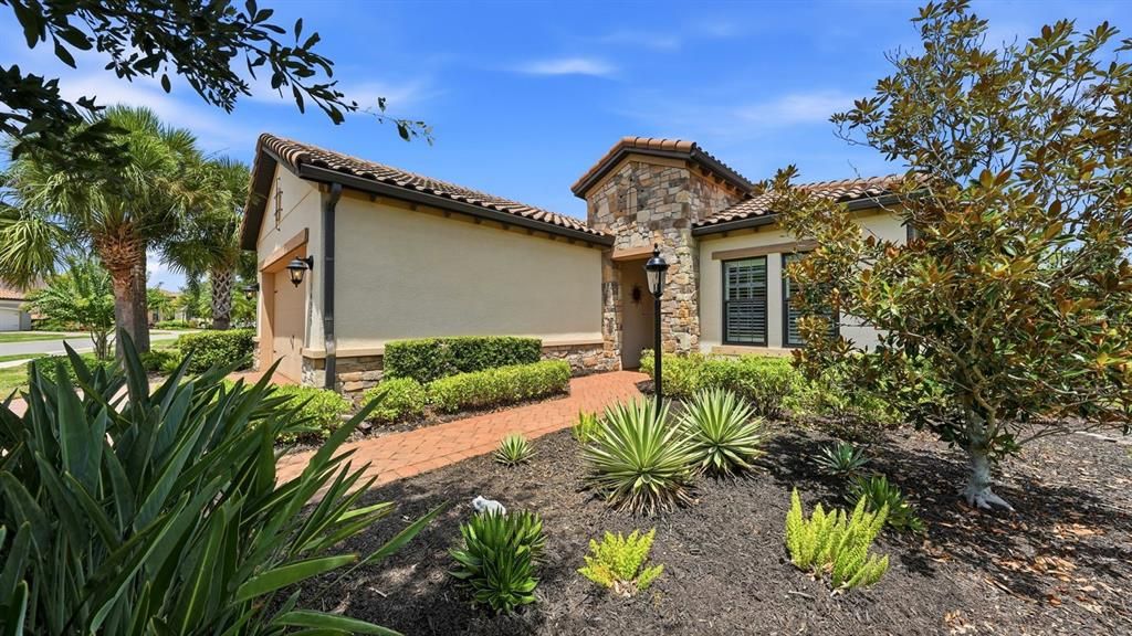 Activo con contrato: $875,000 (3 camas, 2 baños, 2228 Pies cuadrados)