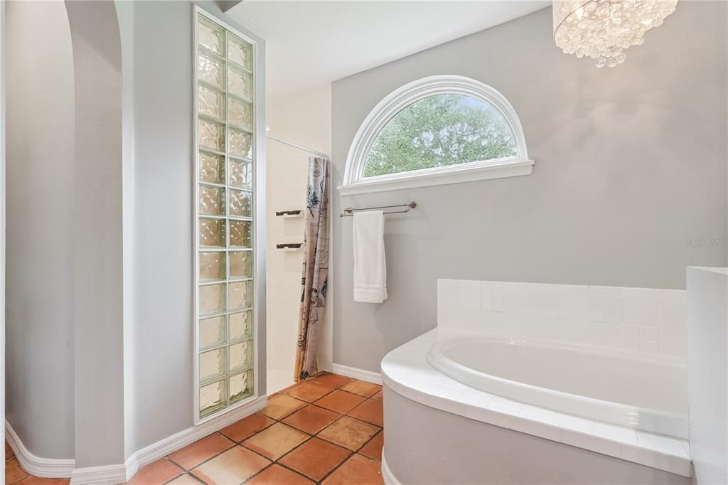En Venta: $725,000 (4 camas, 3 baños, 2531 Pies cuadrados)
