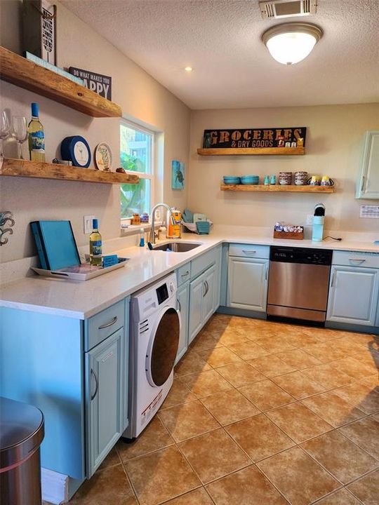 For Rent: $1,000 (2 beds, 2 baths, 874 Square Feet)