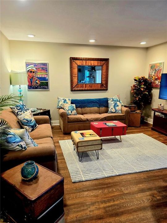 For Rent: $1,000 (2 beds, 2 baths, 874 Square Feet)