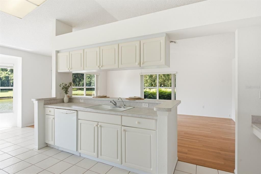 For Sale: $349,000 (2 beds, 2 baths, 1824 Square Feet)