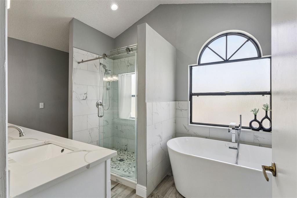 Activo con contrato: $445,000 (4 camas, 2 baños, 2005 Pies cuadrados)