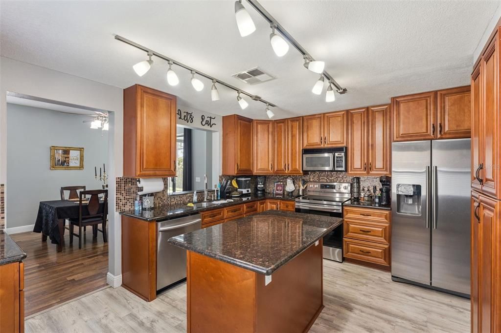 Activo con contrato: $445,000 (4 camas, 2 baños, 2005 Pies cuadrados)