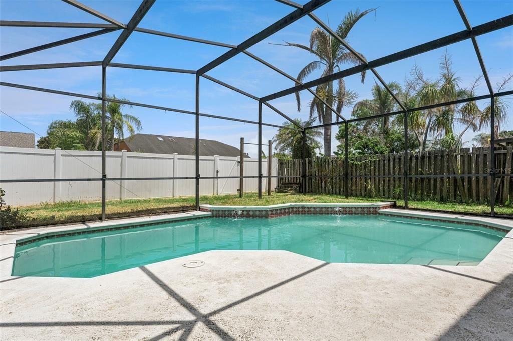 Activo con contrato: $445,000 (4 camas, 2 baños, 2005 Pies cuadrados)
