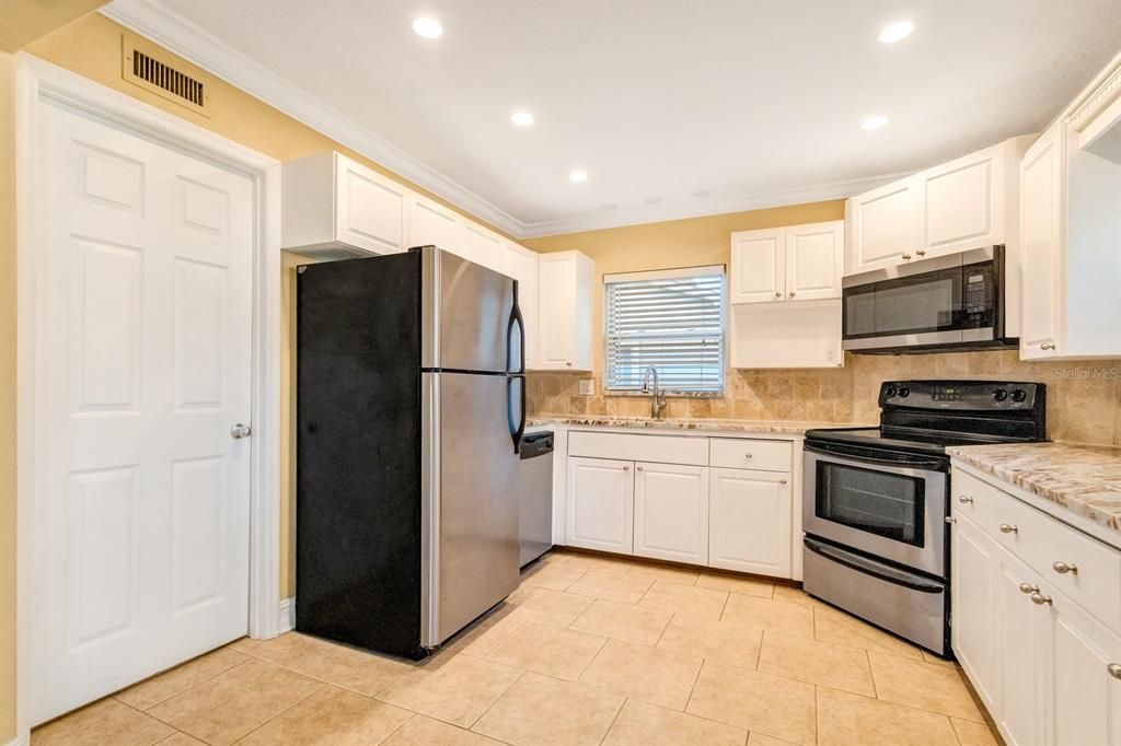 For Rent: $2,750 (3 beds, 2 baths, 1300 Square Feet)