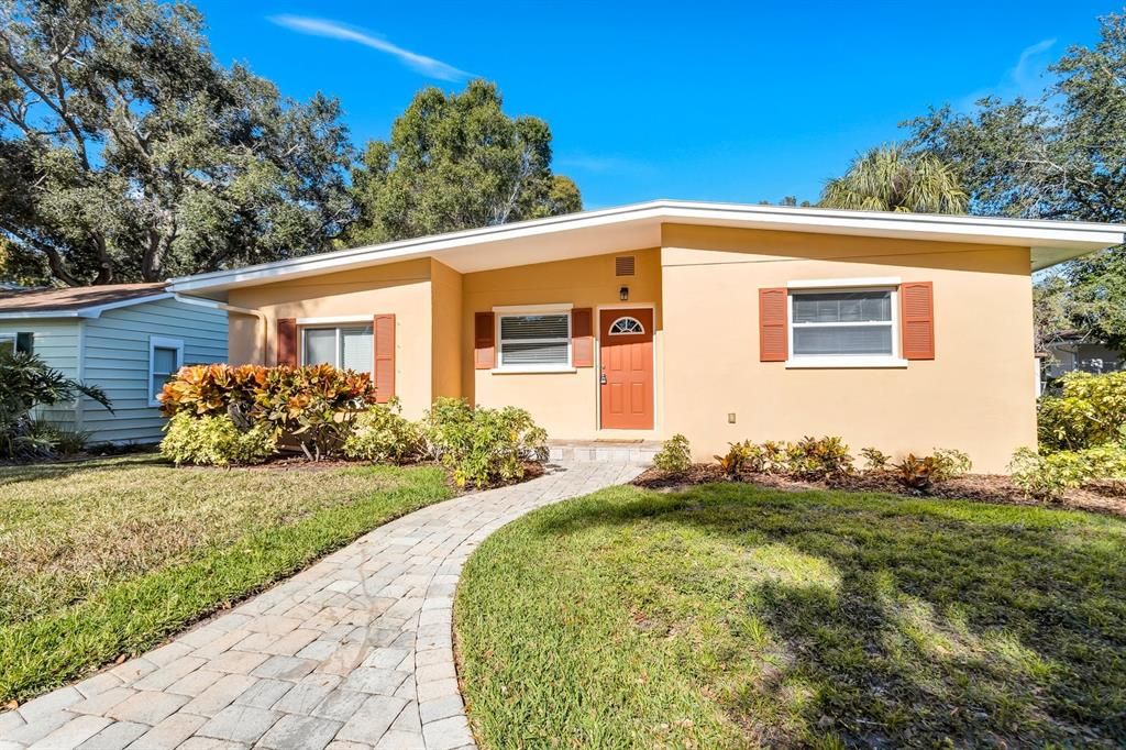 For Rent: $2,750 (3 beds, 2 baths, 1300 Square Feet)