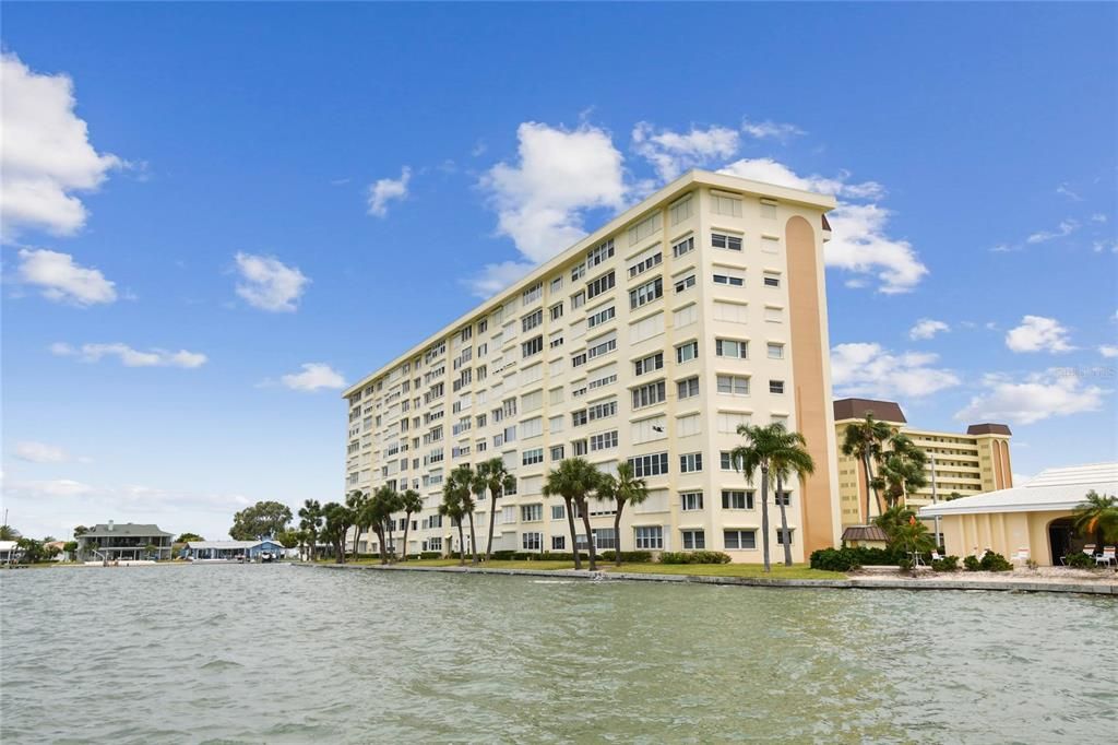 For Sale: $195,000 (2 beds, 2 baths, 1050 Square Feet)
