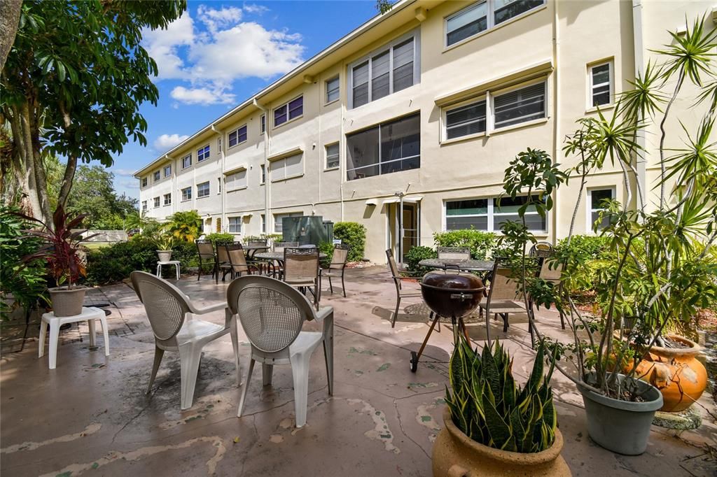 For Sale: $195,000 (2 beds, 2 baths, 1050 Square Feet)