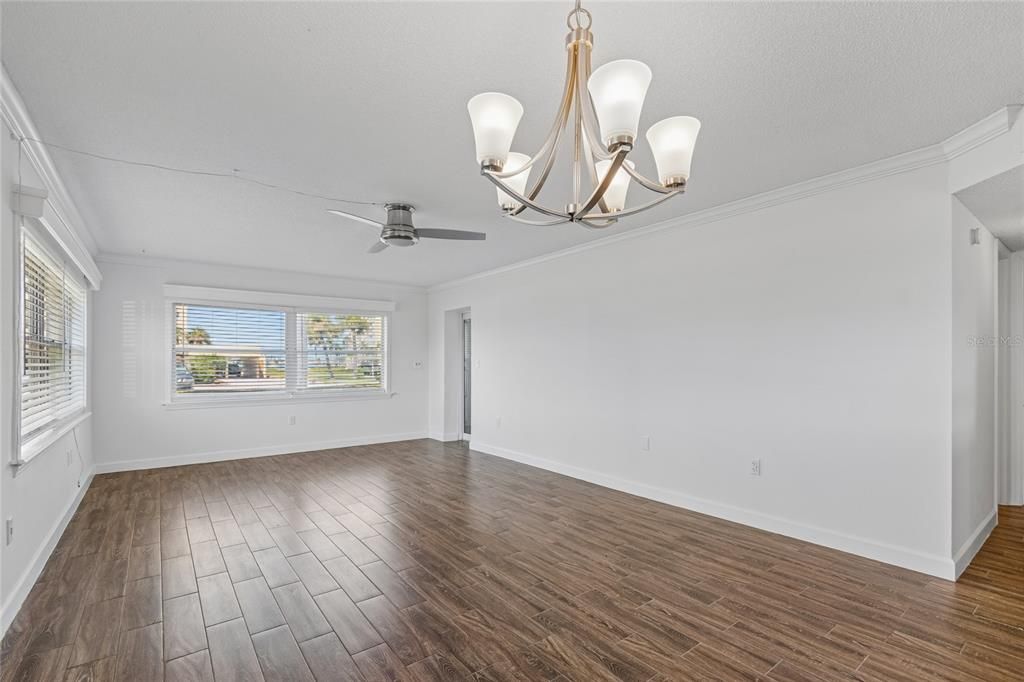 For Sale: $195,000 (2 beds, 2 baths, 1050 Square Feet)