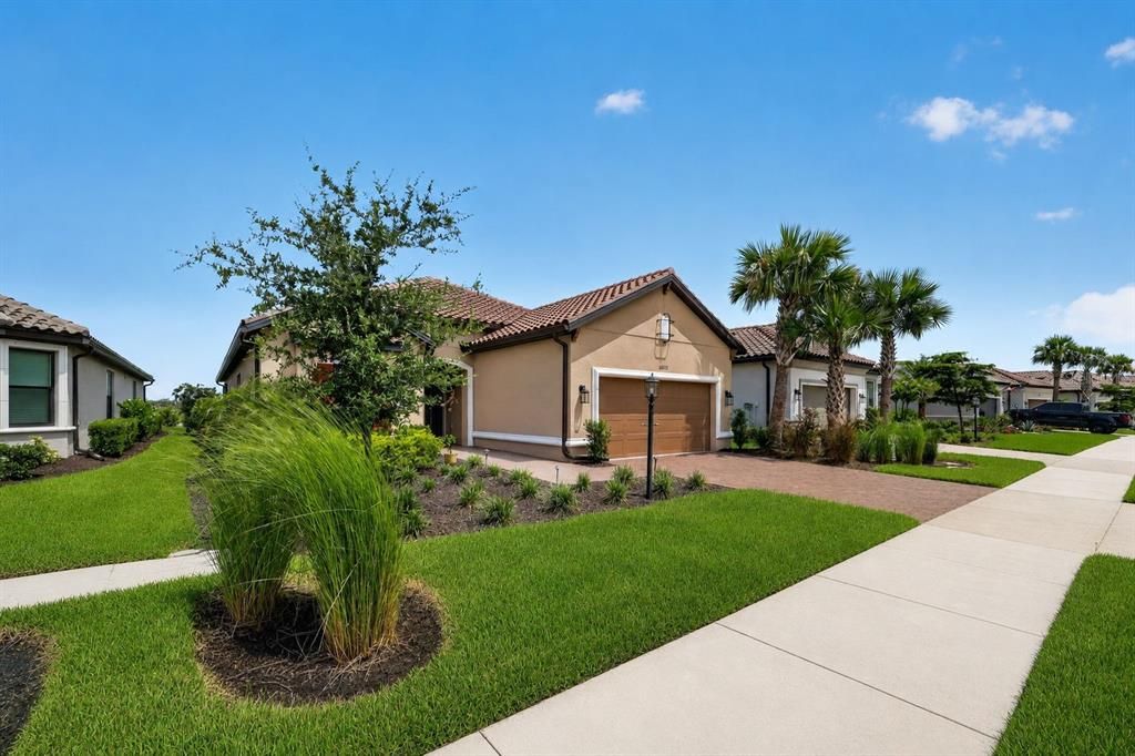 For Sale: $949,000 (3 beds, 3 baths, 2429 Square Feet)