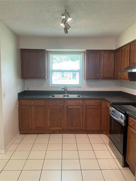 В аренду: $1,995 (3 спален, 2 ванн, 1032 Квадратных фут)