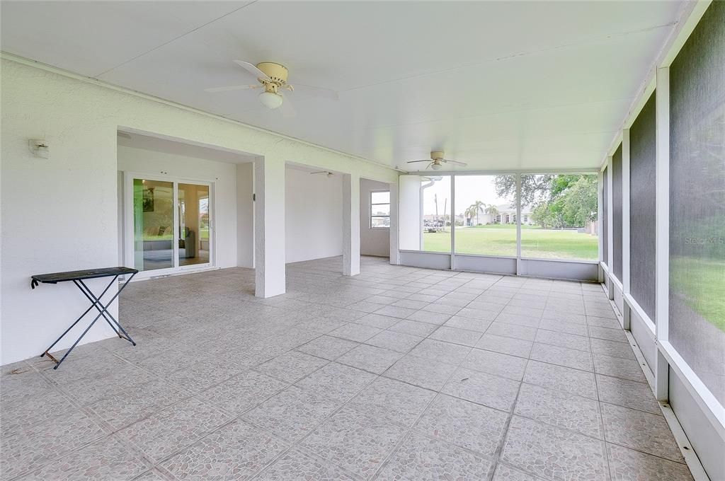 En Venta: $275,000 (3 camas, 2 baños, 1960 Pies cuadrados)