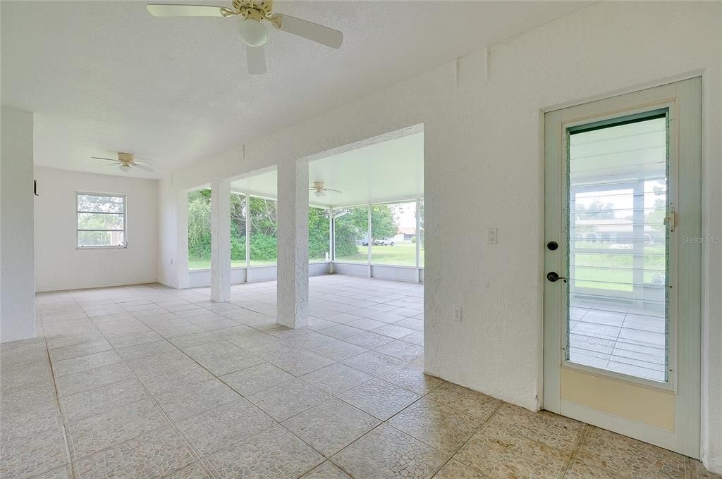 En Venta: $275,000 (3 camas, 2 baños, 1960 Pies cuadrados)