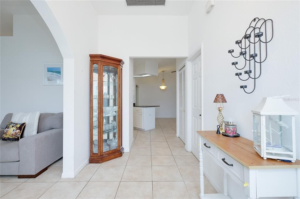 En Venta: $275,000 (3 camas, 2 baños, 1960 Pies cuadrados)