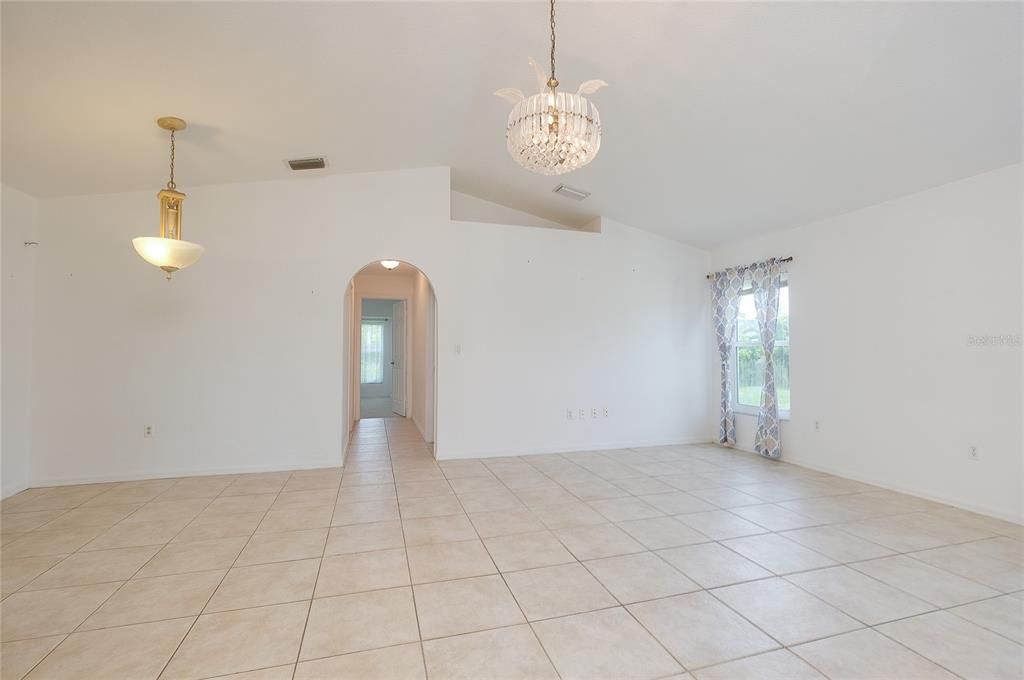 En Venta: $275,000 (3 camas, 2 baños, 1960 Pies cuadrados)