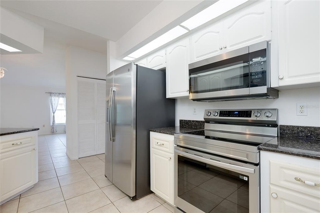 En Venta: $275,000 (3 camas, 2 baños, 1960 Pies cuadrados)