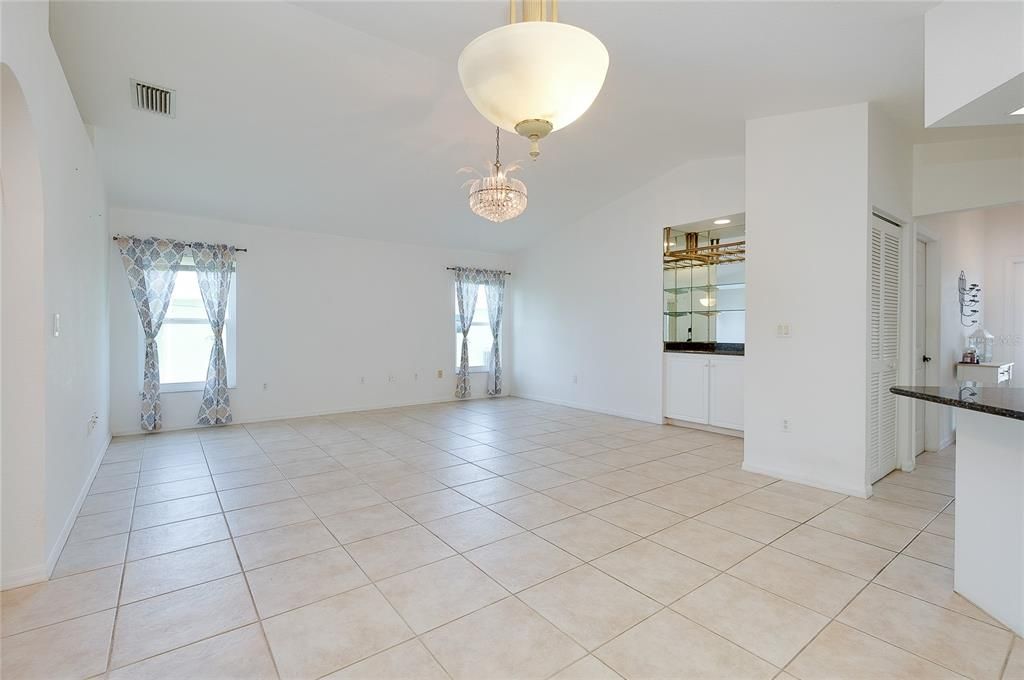 En Venta: $275,000 (3 camas, 2 baños, 1960 Pies cuadrados)
