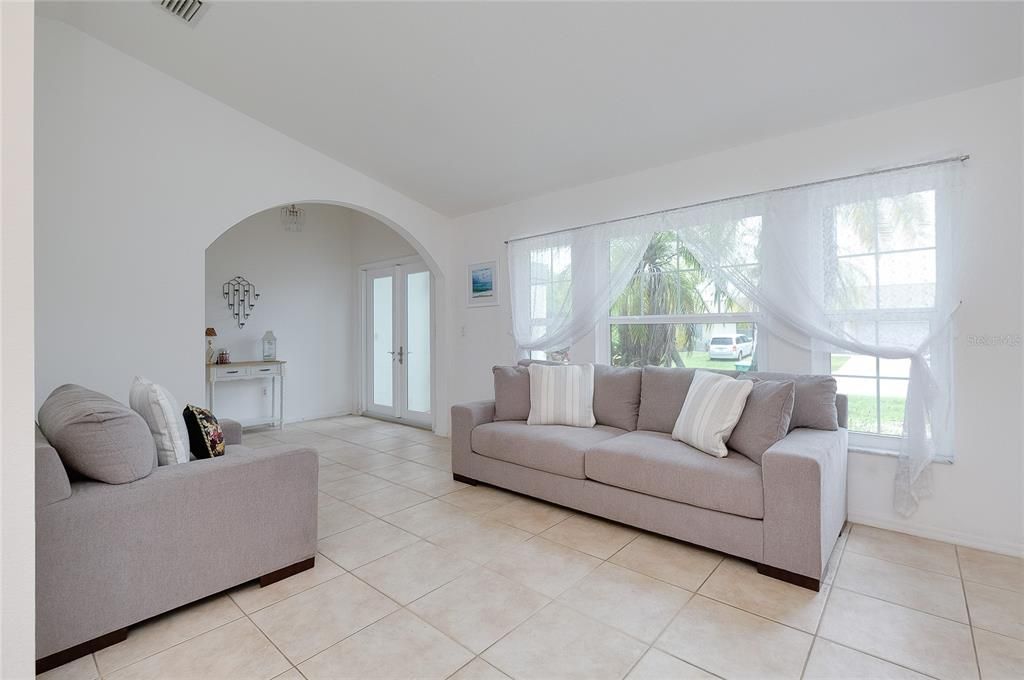 En Venta: $275,000 (3 camas, 2 baños, 1960 Pies cuadrados)