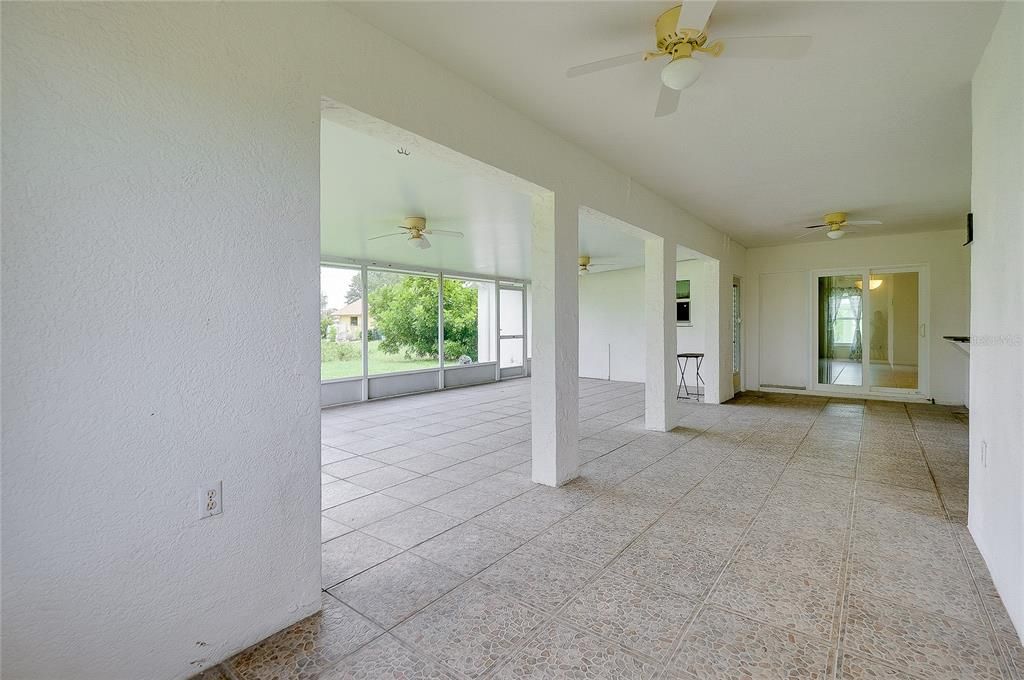 En Venta: $275,000 (3 camas, 2 baños, 1960 Pies cuadrados)