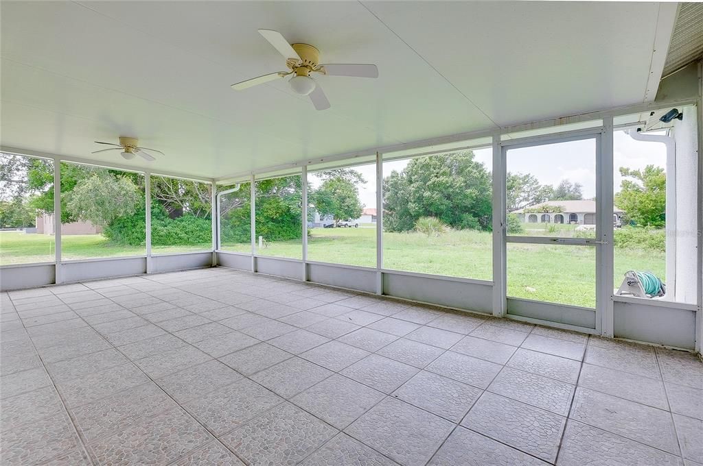 En Venta: $275,000 (3 camas, 2 baños, 1960 Pies cuadrados)