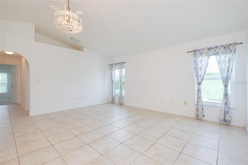 En Venta: $275,000 (3 camas, 2 baños, 1960 Pies cuadrados)