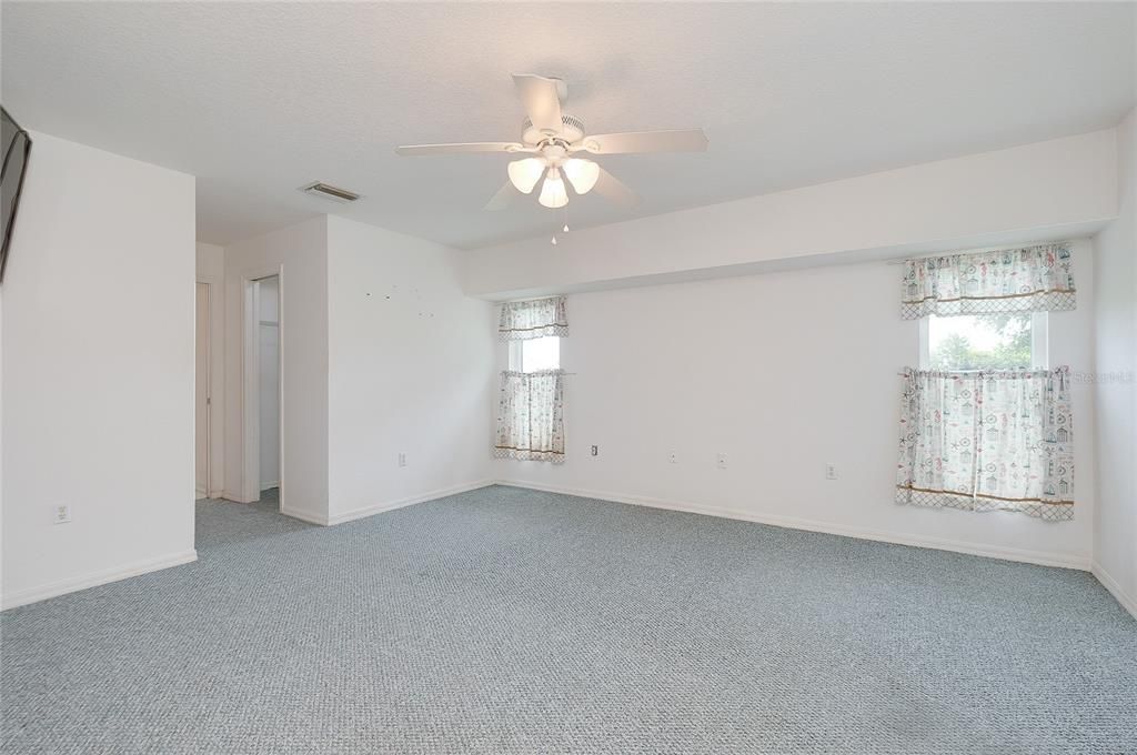 En Venta: $275,000 (3 camas, 2 baños, 1960 Pies cuadrados)