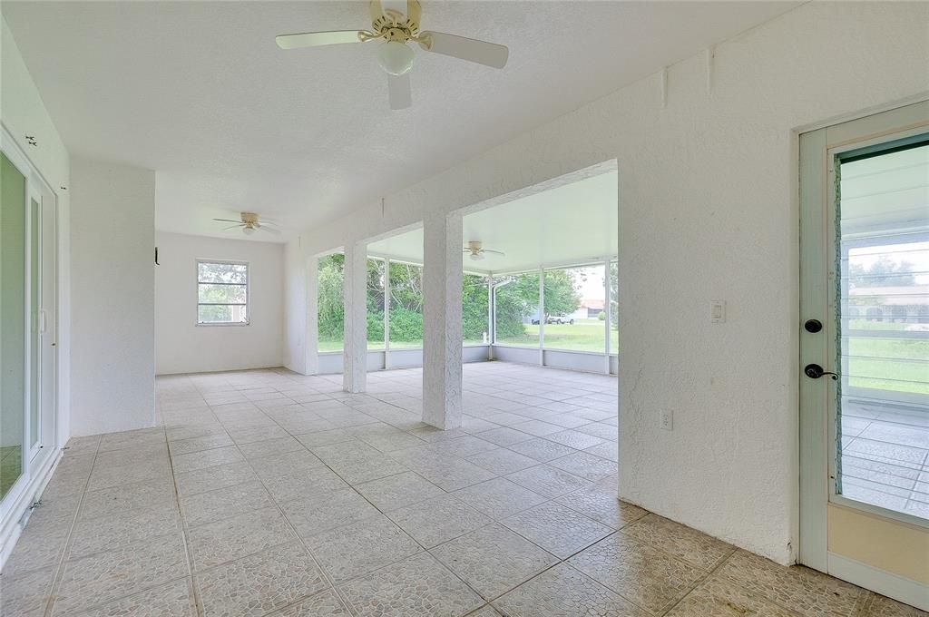 En Venta: $275,000 (3 camas, 2 baños, 1960 Pies cuadrados)