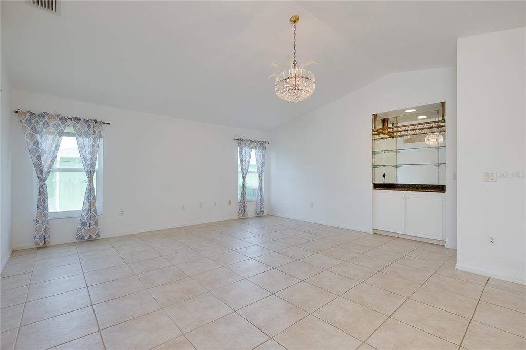 En Venta: $275,000 (3 camas, 2 baños, 1960 Pies cuadrados)