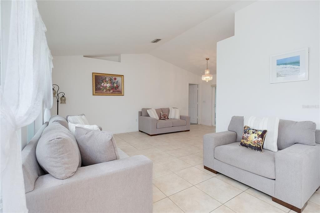 En Venta: $275,000 (3 camas, 2 baños, 1960 Pies cuadrados)