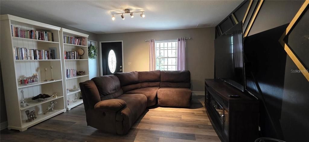 For Sale: $305,000 (3 beds, 1 baths, 1080 Square Feet)
