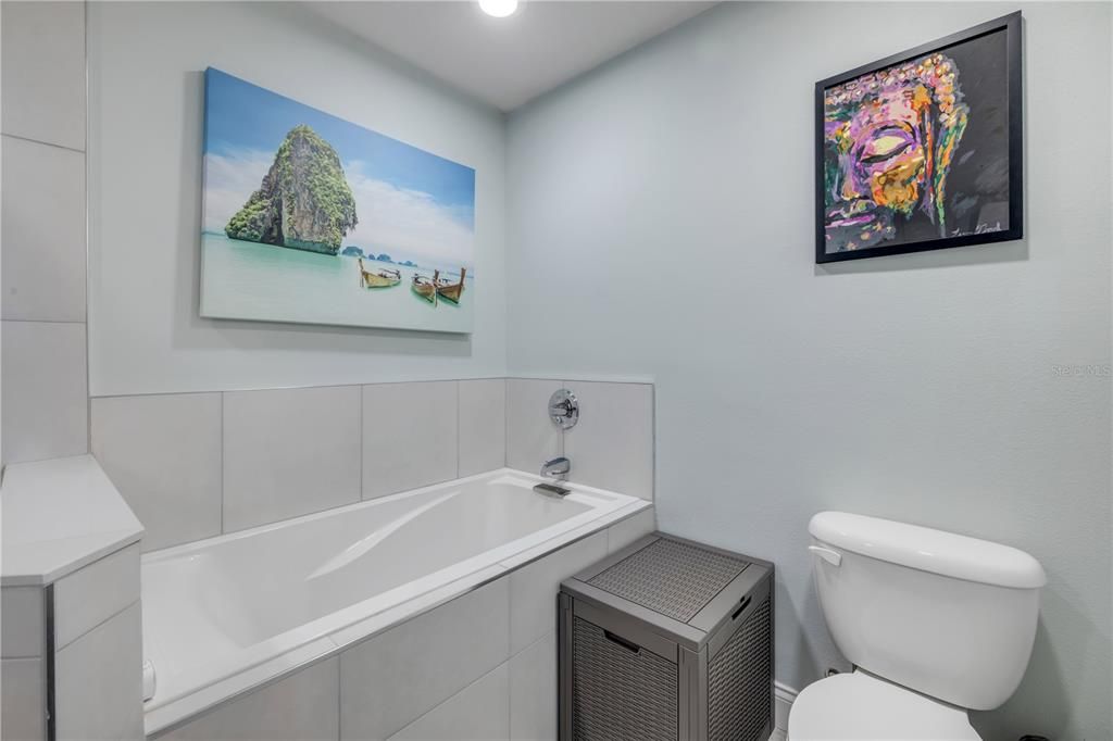 For Sale: $565,000 (2 beds, 2 baths, 1384 Square Feet)
