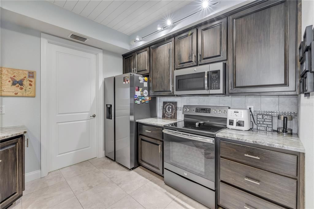 For Sale: $565,000 (2 beds, 2 baths, 1384 Square Feet)