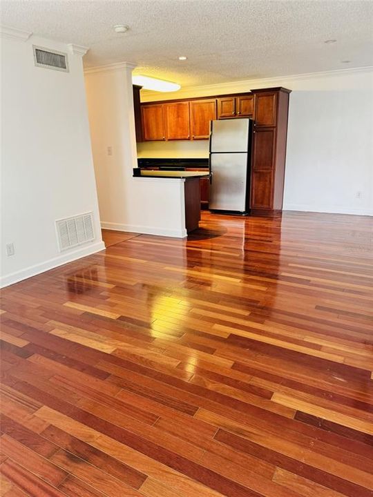 For Rent: $1,700 (2 beds, 2 baths, 870 Square Feet)