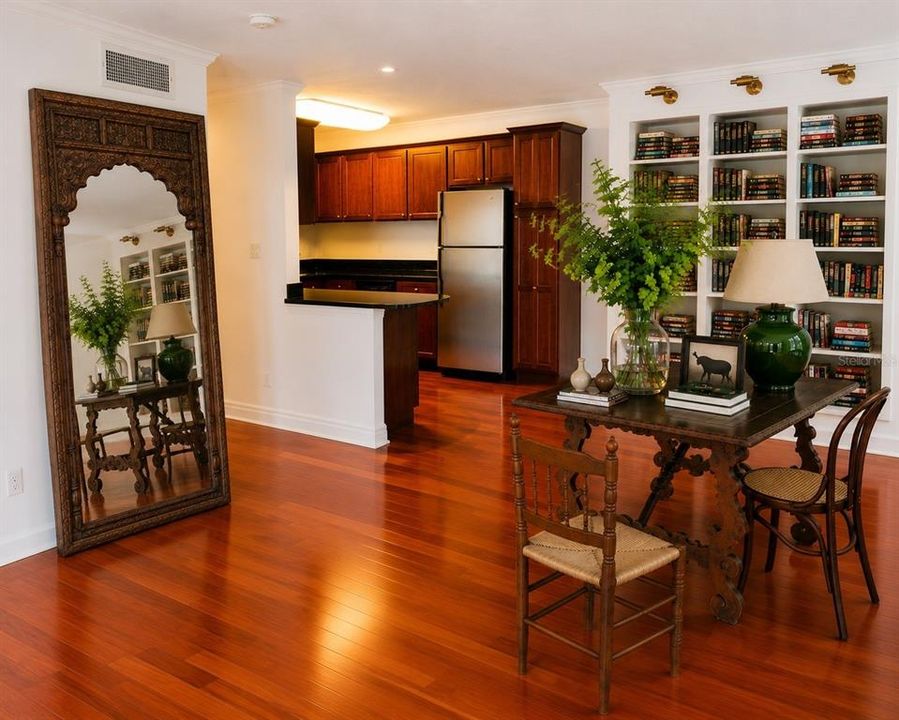 For Rent: $1,700 (2 beds, 2 baths, 870 Square Feet)