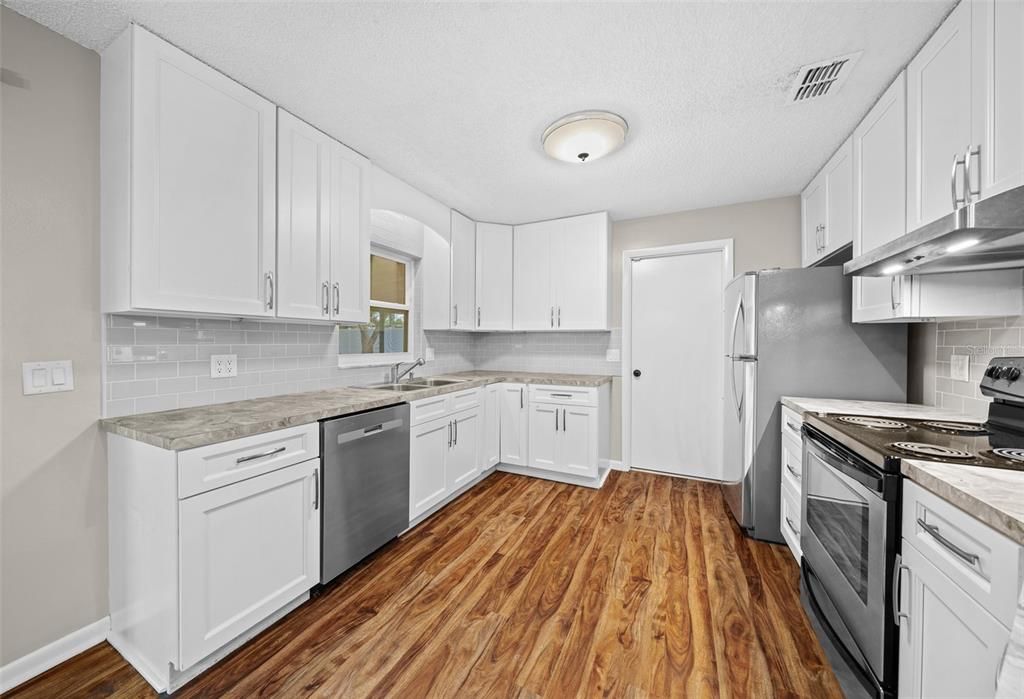 В аренду: $1,895 (3 спален, 2 ванн, 1385 Квадратных фут)