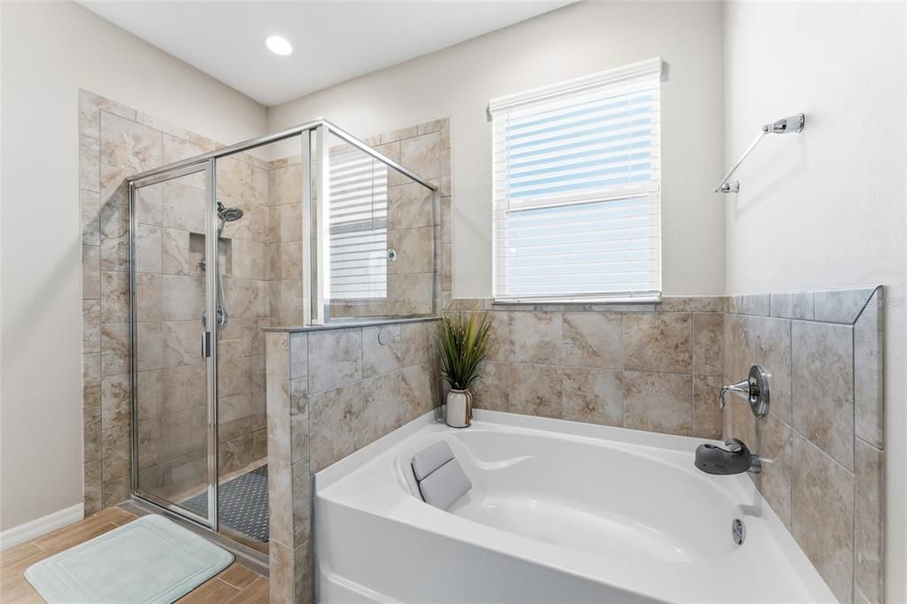 Activo con contrato: $549,900 (4 camas, 2 baños, 2035 Pies cuadrados)
