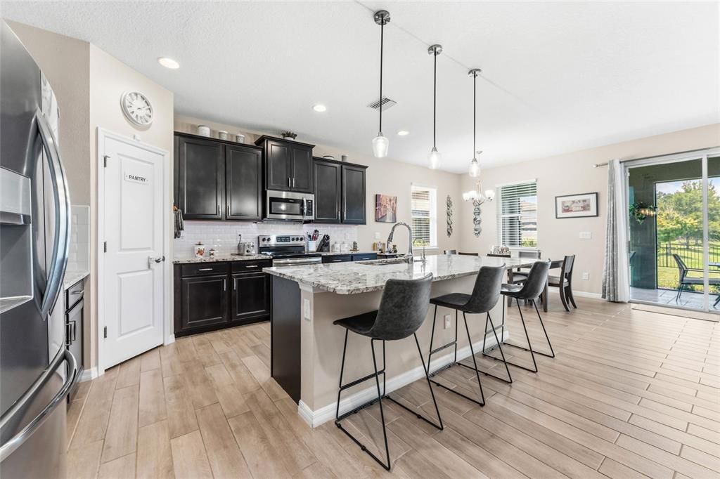 Activo con contrato: $549,900 (4 camas, 2 baños, 2035 Pies cuadrados)