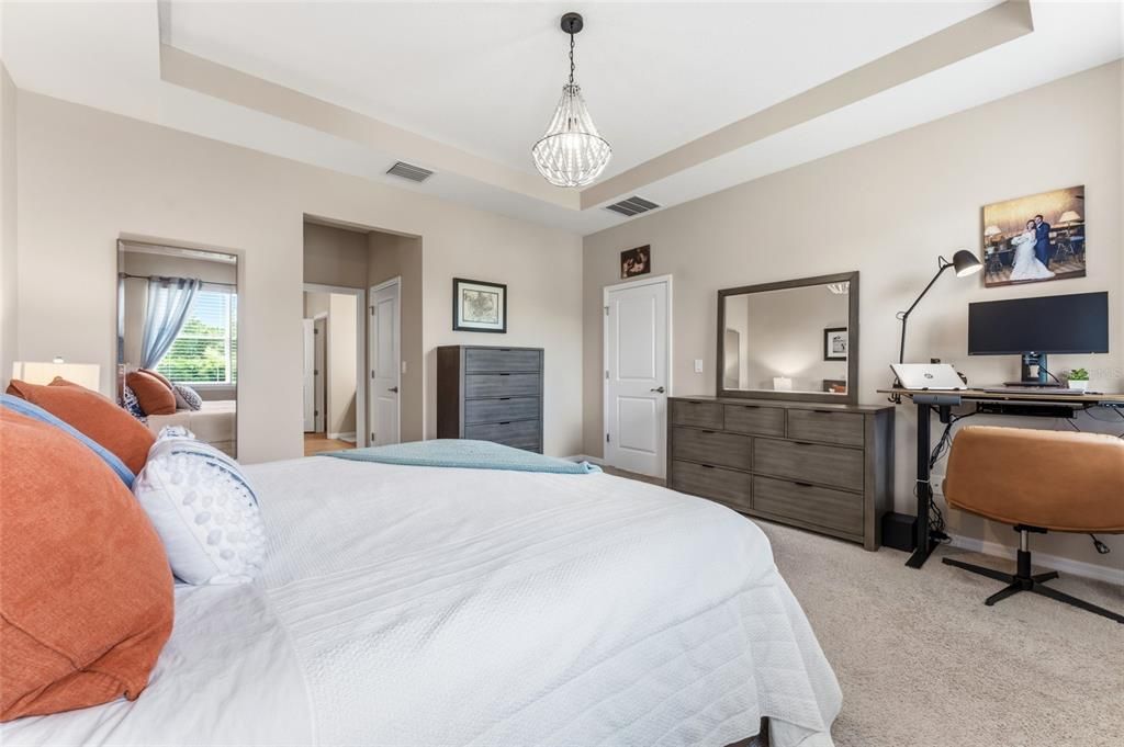 Activo con contrato: $549,900 (4 camas, 2 baños, 2035 Pies cuadrados)