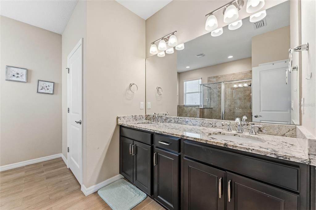 Activo con contrato: $549,900 (4 camas, 2 baños, 2035 Pies cuadrados)