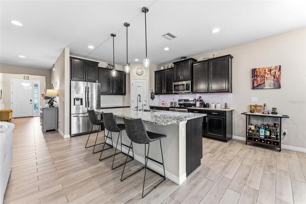Activo con contrato: $549,900 (4 camas, 2 baños, 2035 Pies cuadrados)