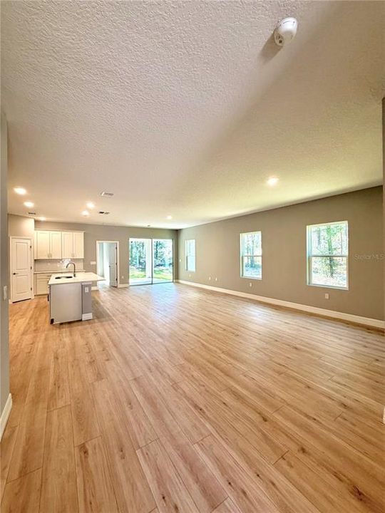 For Sale: $375,000 (4 beds, 3 baths, 1990 Square Feet)