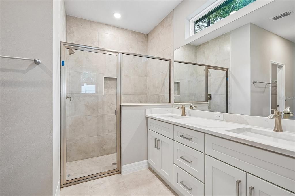 En Venta: $375,000 (4 camas, 3 baños, 1990 Pies cuadrados)