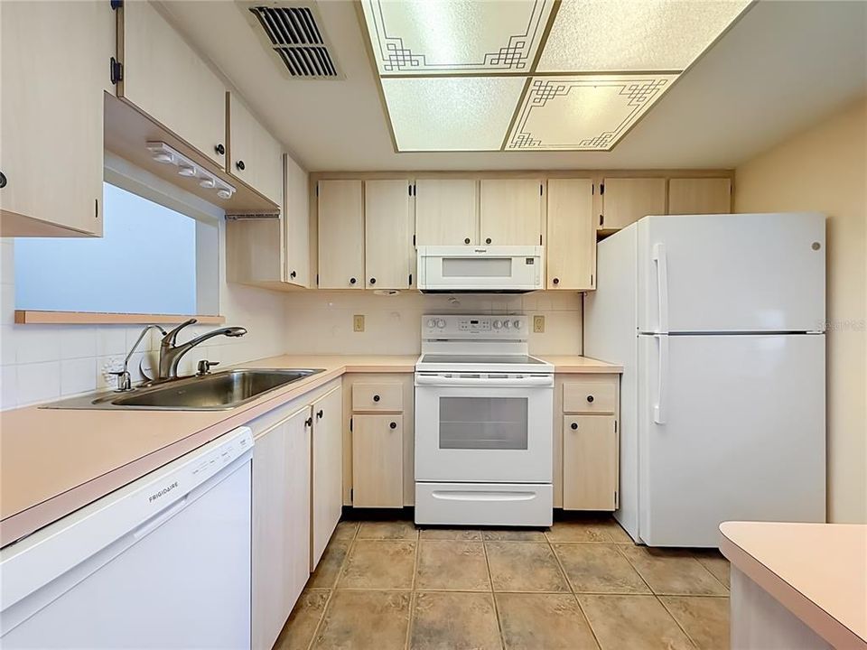 В аренду: $1,600 (2 спален, 2 ванн, 935 Квадратных фут)