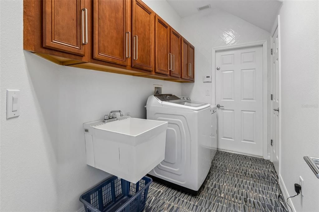 For Sale: $1,050,000 (4 beds, 3 baths, 3566 Square Feet)