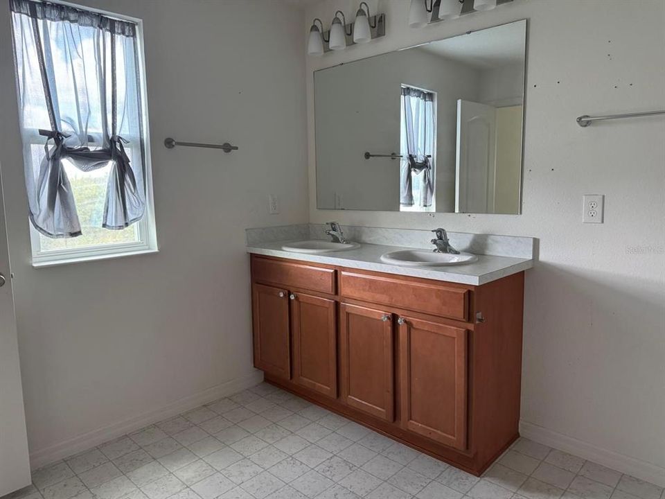 En Venta: $310,000 (4 camas, 2 baños, 3016 Pies cuadrados)