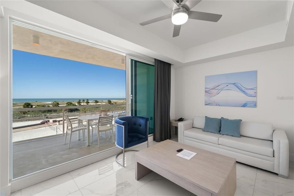 For Sale: $924,000 (2 beds, 2 baths, 955 Square Feet)
