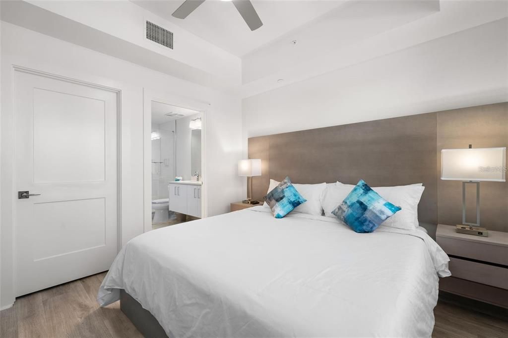 For Sale: $924,000 (2 beds, 2 baths, 955 Square Feet)